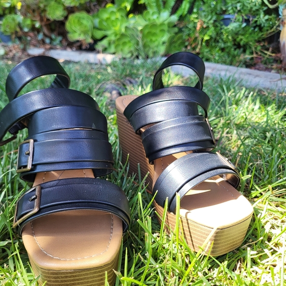 Women's Strappy Black Wedges, Size 7 - Picture 6 of 6